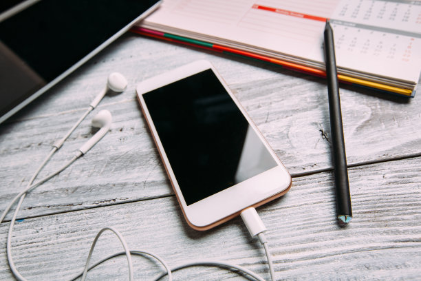 木桌上的现代电话图片下载