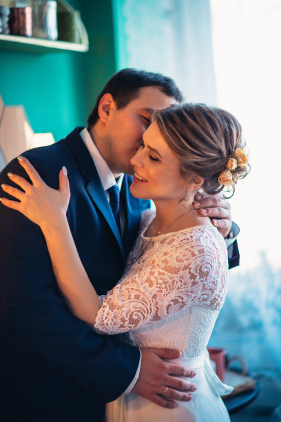 一对新人新郎和新娘在灯光工作室图片下载