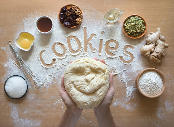 字饼干写在面粉和产品的顶部视图为烹饪饼干在万圣节。图片下载