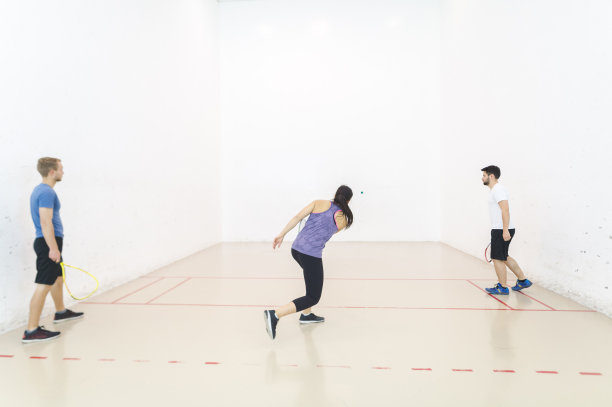 男女同校的壁球游戏图片下载