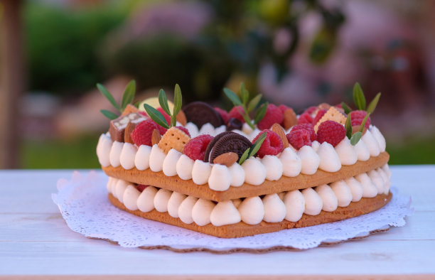 心形婚礼蛋糕，上面有覆盆子、黑莓和蓝莓图片下载