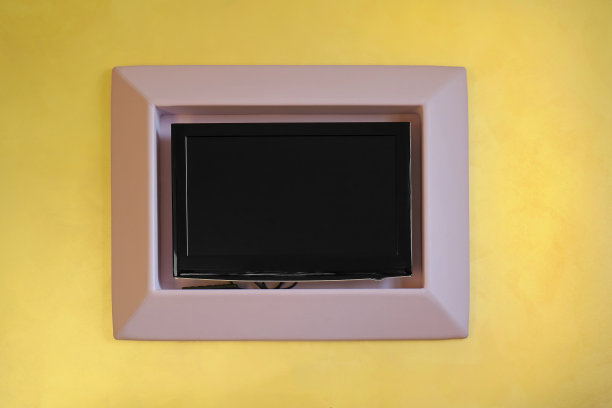 黄色的墙上空荡荡的屏幕图片下载