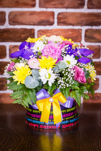 桌上有一束漂亮的花束图片下载