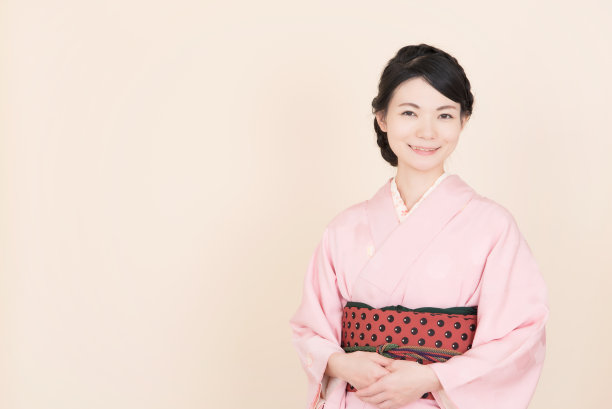 穿着日本传统民族服装“和服”的妇女图片下载