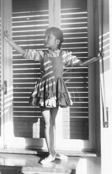 1955年女孩在窗前跳舞图片下载
