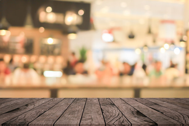老旧的陈旧的棕色木面板桌面与模糊的餐厅，酒吧，咖啡馆浅色背景展示，推广和广告产品展示图片下载