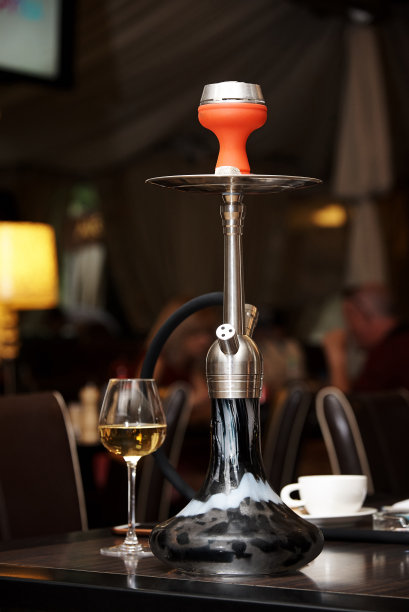 水烟在餐厅的桌子上。图片下载