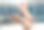 浴缸里露出皱巴巴的光脚。在浴室室内，年轻人正在洗澡脚的特写照片图片下载