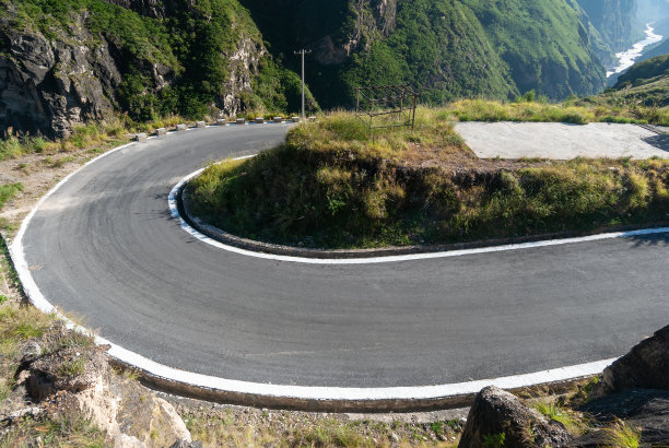 中国一条农村公路的发夹弯图片下载