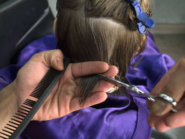 孩子理发图片下载