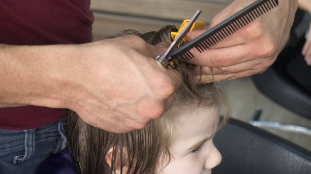 孩子理发图片下载