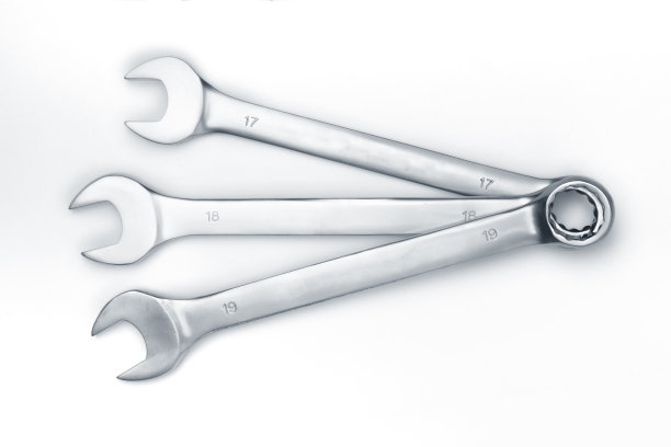 该扳手为钢制工具，修理底色为白色。图片下载