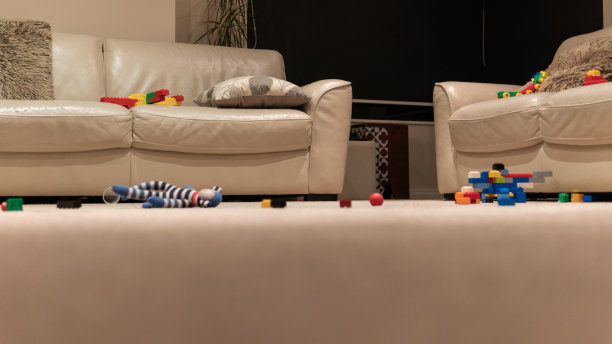 堆满玩具的起居室图片下载