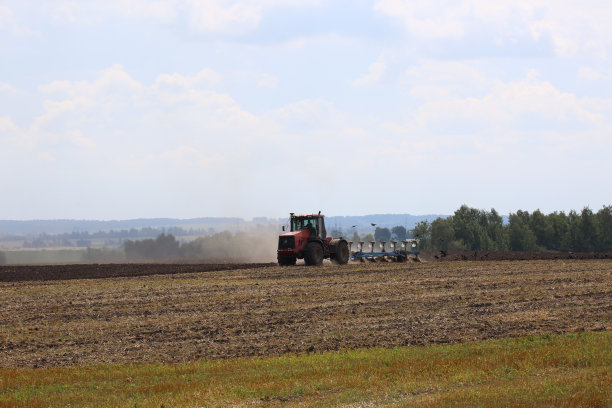 拖拉机正在田里工作。图片下载