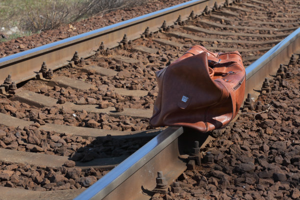 旅行袋放在铁路轨道上图片下载