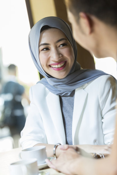 年轻女子在和男友约会图片下载