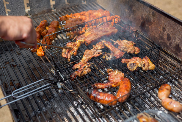 烧烤上的什锦烤肉图片下载