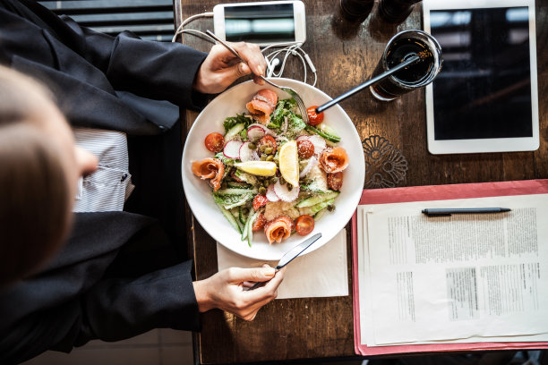 在餐厅吃午餐的女商人图片下载