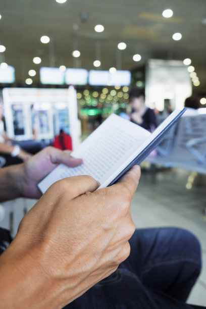 在车站或机场看书的人图片下载
