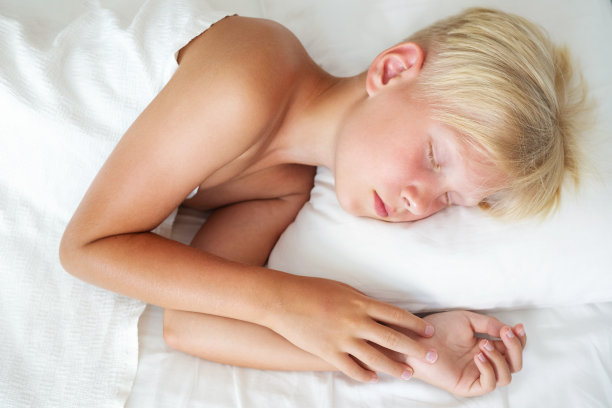 Blondy男孩睡觉。图片下载