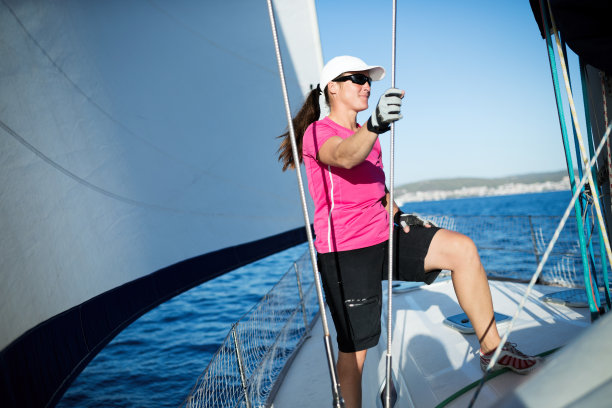 快乐坚强的女人和她的船航行图片下载