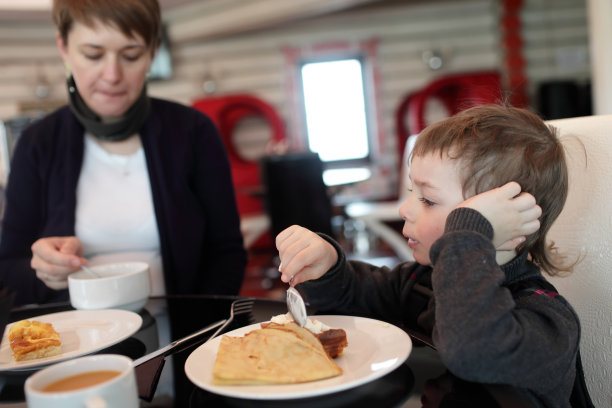 妈妈和儿子在吃早餐图片下载
