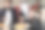 妈妈和儿子在吃早餐图片下载