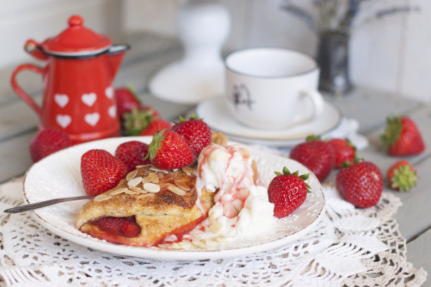 甜美的自制糕点作为早餐。草莓馅和冰淇淋。早晨咖啡。红罐子和牛奶。送奶工。一杯茶。家庭的早餐。白色照片图片下载