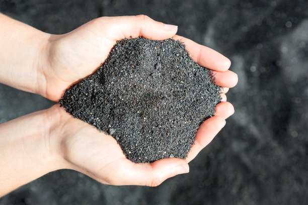 拿着黑色的沙图片下载