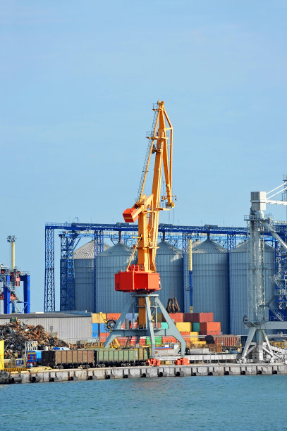 货物起重机和粮仓图片下载