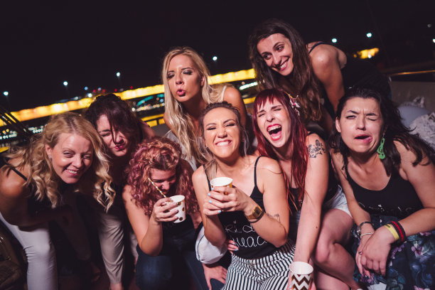 女士们庆祝单身派对图片下载