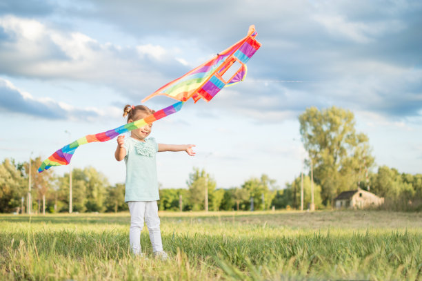 小女孩在放风筝图片下载