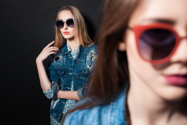 两个时尚潮妹戴着太阳镜摆造型;图片下载