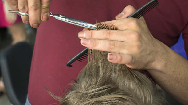 孩子理发图片下载