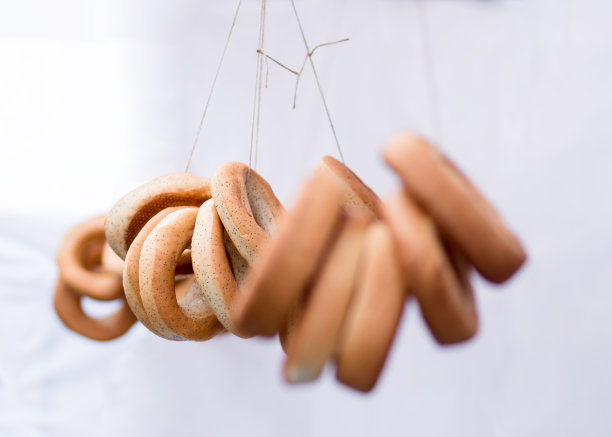 环形的面包卷在白底上出售，百吉饼，环形的面包图片下载