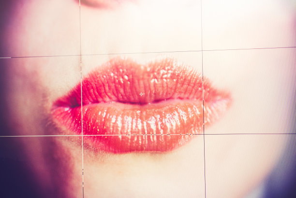 监视器上的吻图片下载