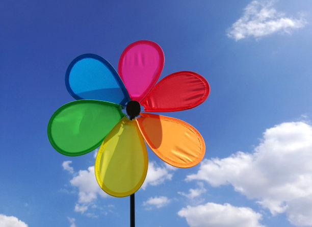 多色风车玩具，蓝天图片下载