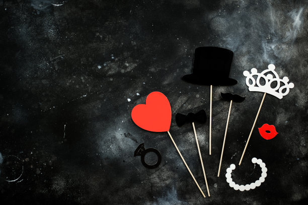 照片亭道具胡子，皇冠，嘴唇上的黑板背景。生日和派对设置和婚礼。图片下载