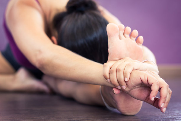 近距离的女人在janu头倒立在木板地板工作室图片下载