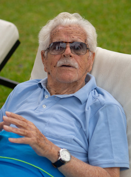 100多岁的曾祖父图片下载