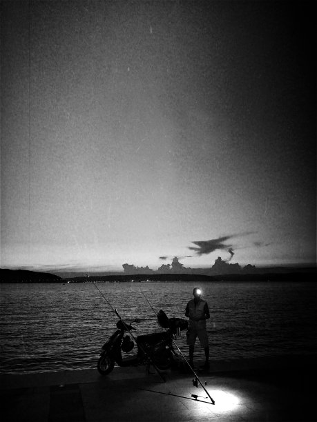 黄昏时渔夫头灯的单色视图图片下载