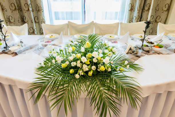 婚礼桌上的一束鲜花图片下载