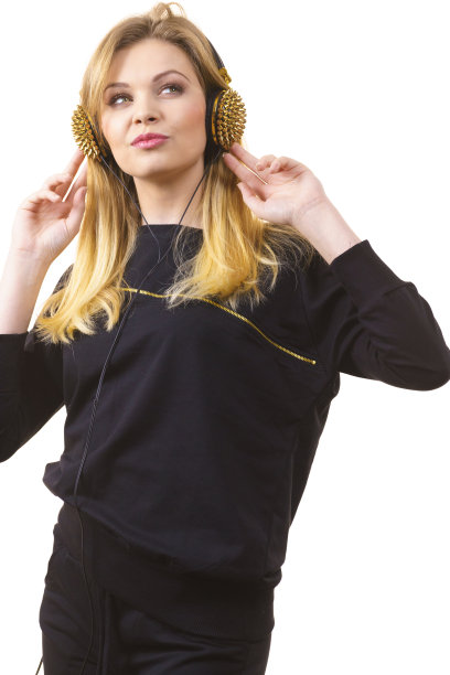 少女戴耳机图片下载