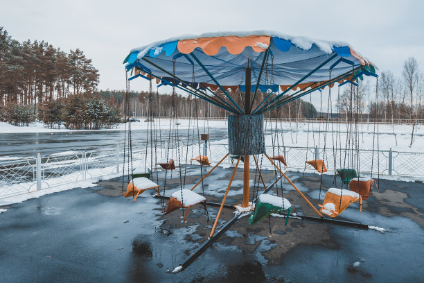 冬季里空荡荡的旋转木马，大气的照片图片下载