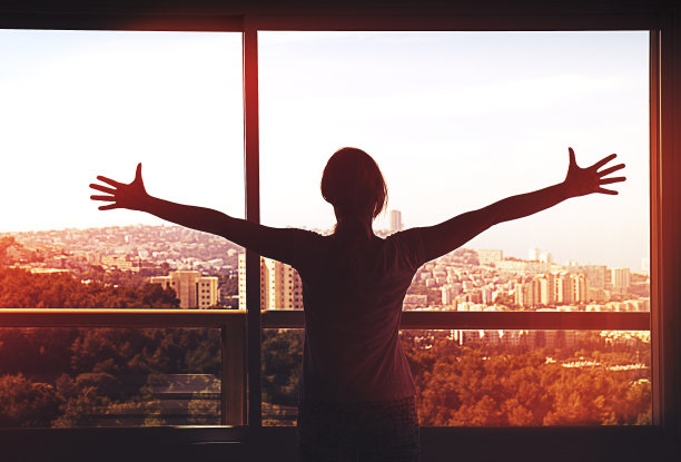 日出时向太阳致敬的女人剪影图片下载