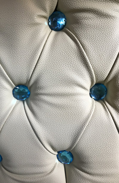 米色真皮沙发纹理搭配蓝色玻璃石图片下载