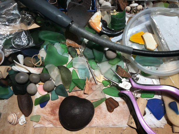 海玻璃和石头与钳子图片下载