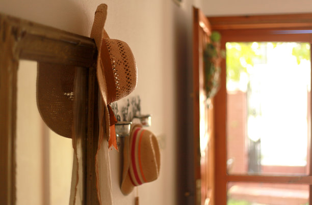 草帽挂在墙上图片下载