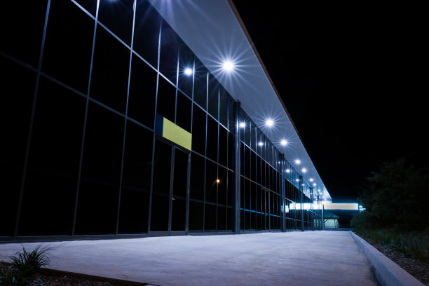 商业区内大型工业仓库的外观。图片下载