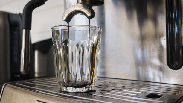 咖啡倒进玻璃杯图片下载